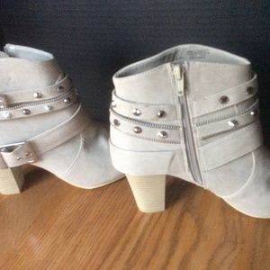 Jennifer Lopez Ivory/Chalk Booties~9~NWOB